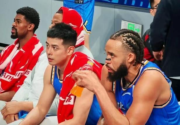 搜狐体育直播-CBA｜麦基首秀表现中规中矩，举火烧天扣篮令球迷兴奋不已