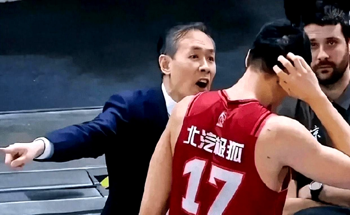 搜狐体育-拿600万，打鱼腩正负值0+被杨文学单吃2次，球迷：原地退役吧