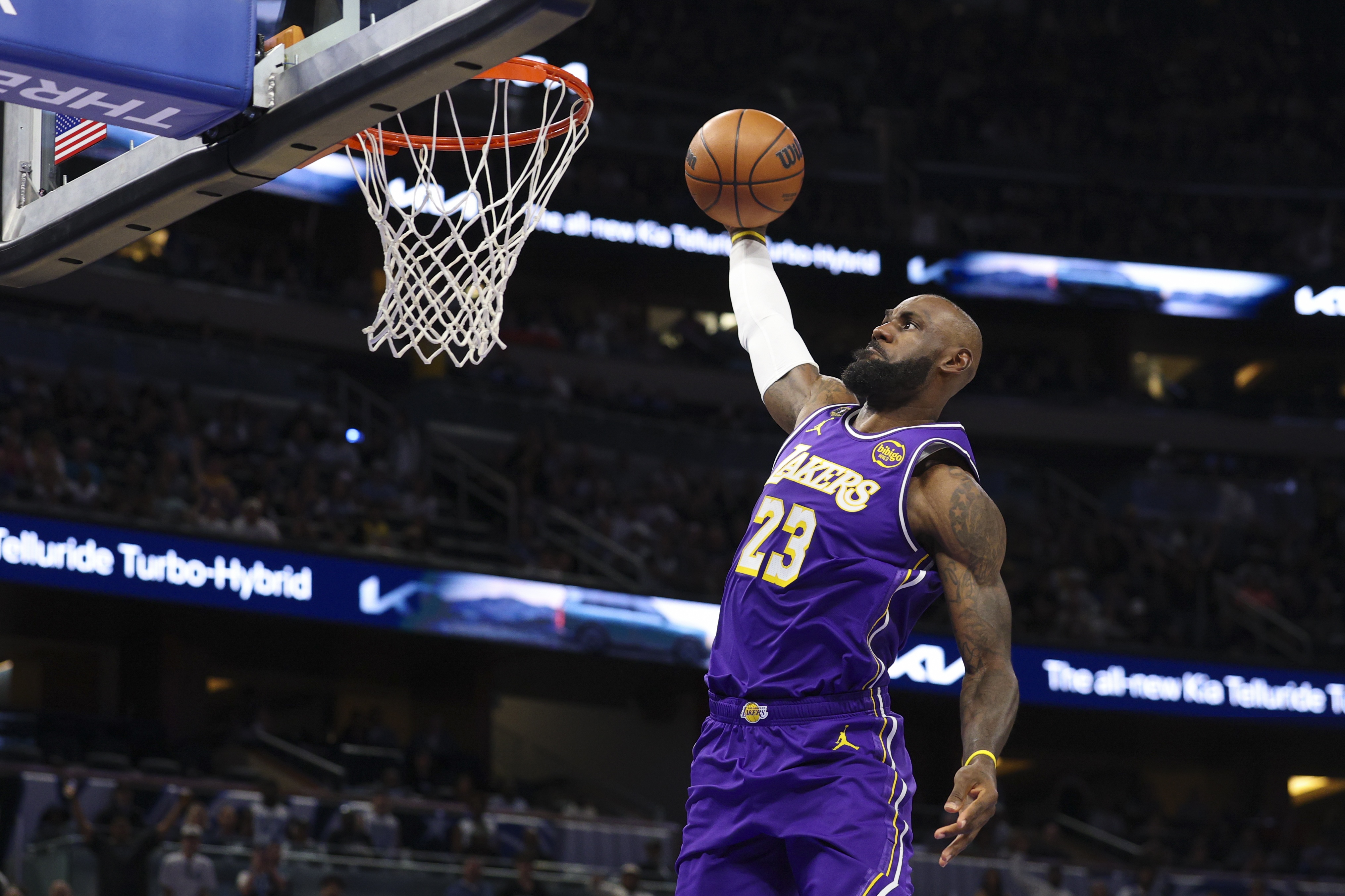 搜狐体育直播-詹姆斯缺战雷霆！名记：湖人四天三赛 反正上也要输还不如休息！