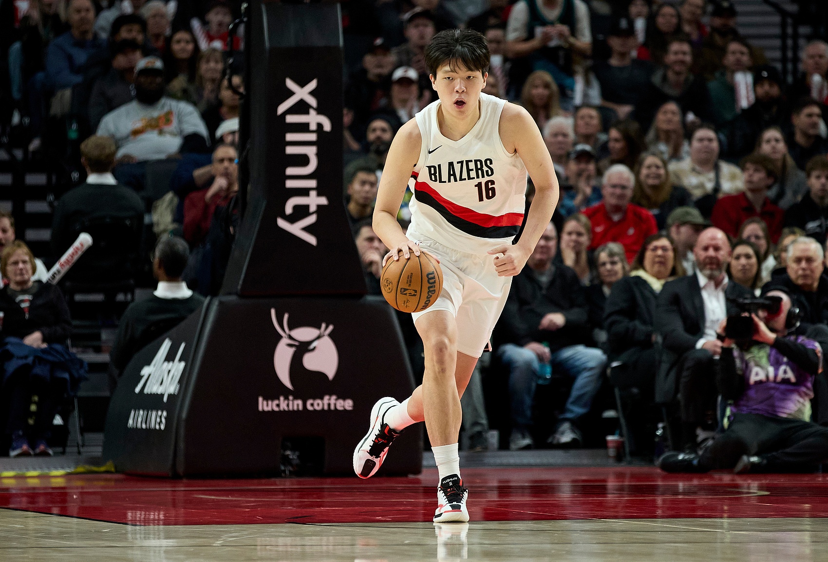 搜狐体育网页版-被召回也没机会！杨瀚森未能登场 本赛季第21次被DNP